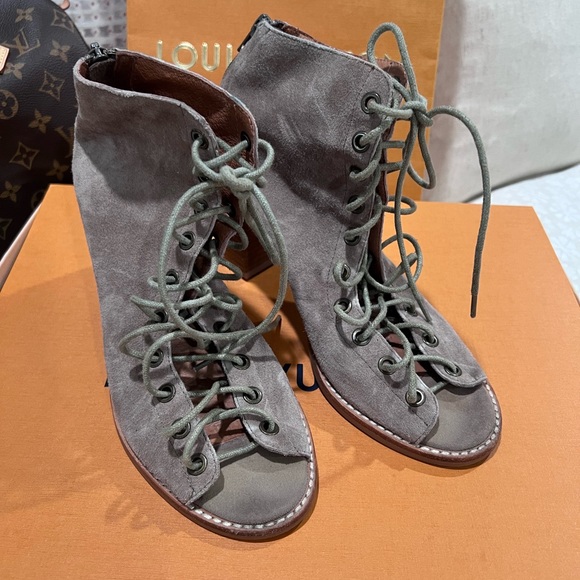 Jefrey Campbel lace up ankle boots - Picture 2 of 6